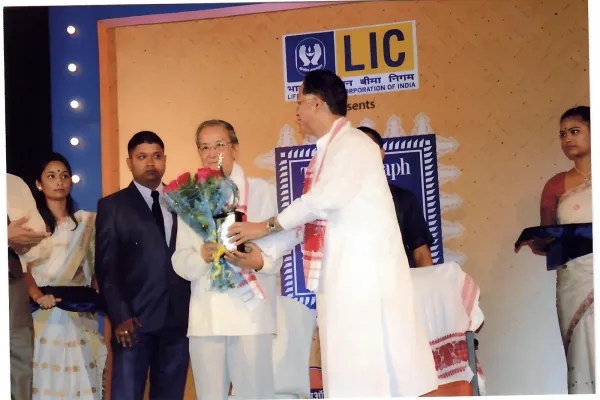 Prof Taid receiving the Axom Shreshtho award in 2015.